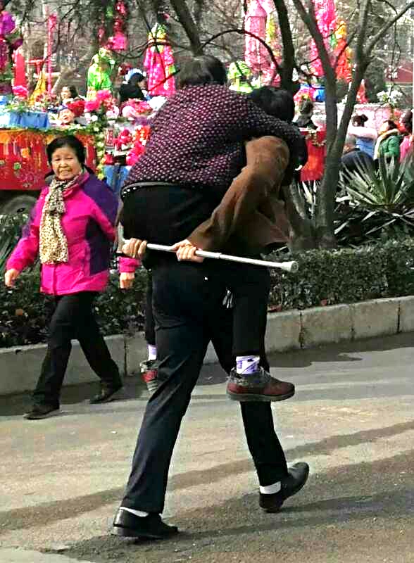 一張照片感動一座城 五旬孝子背母看社火成“網(wǎng)紅”