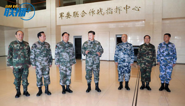 11月3日，中共中央總書記、國家主席、中央軍委主席、軍委聯(lián)指總指揮習近平視察軍委聯(lián)合作戰(zhàn)指揮中心，表明新一屆軍委貫徹落實黨的十九大精神、推動全軍各項工作向能打仗、打勝仗聚焦的鮮明態(tài)度。這是習近平帶領軍委一班人研究軍委聯(lián)指中心建設情況。新華社記者 李剛 攝