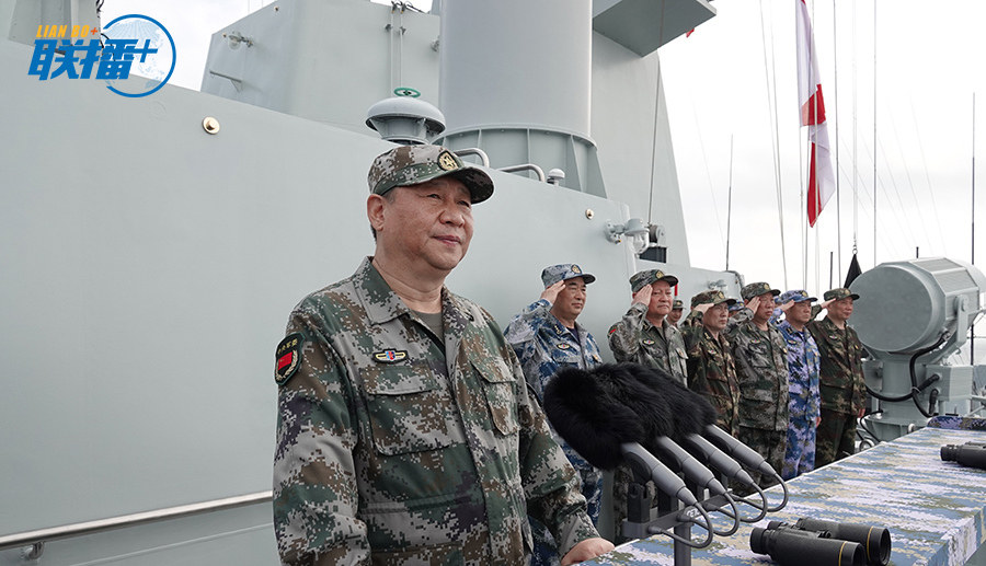 4月12日上午，中央軍委在南海海域隆重舉行海上閱兵，展示人民海軍嶄新面貌，激發(fā)強國強軍堅定信念。中共中央總書記、國家主席、中央軍委主席習近平檢閱部隊并發(fā)表重要講話。這是習近平檢閱海上編隊。新華社記者 李剛 攝