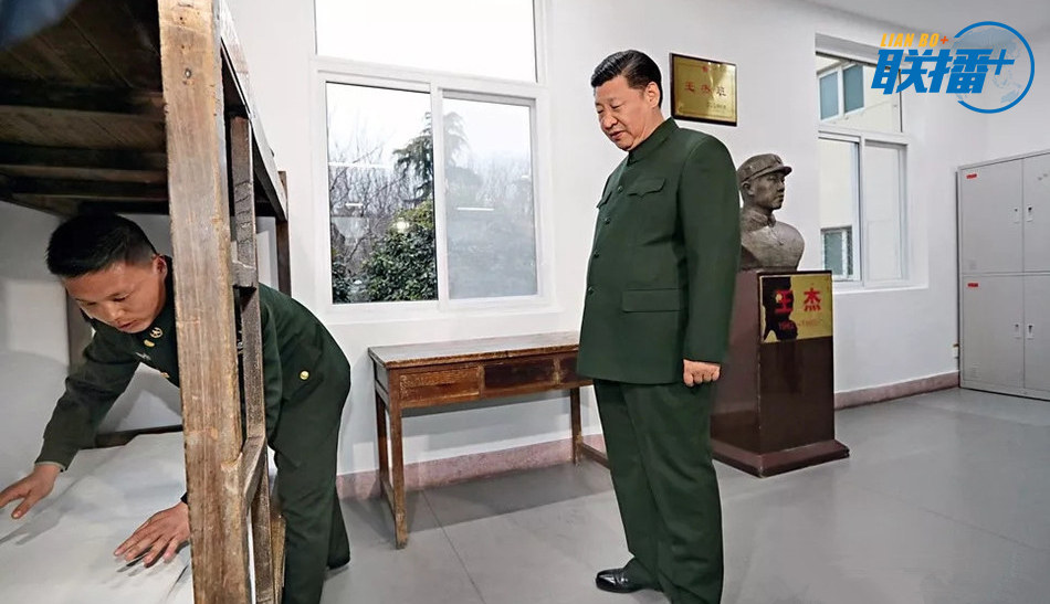 12月13日，中共中央總書記、國家主席、中央軍委主席習近平到陸軍第71集團軍視察。這是“王杰班”現(xiàn)任班長王大毛向習近平演示每天為老班長王杰整理床鋪的情景。
