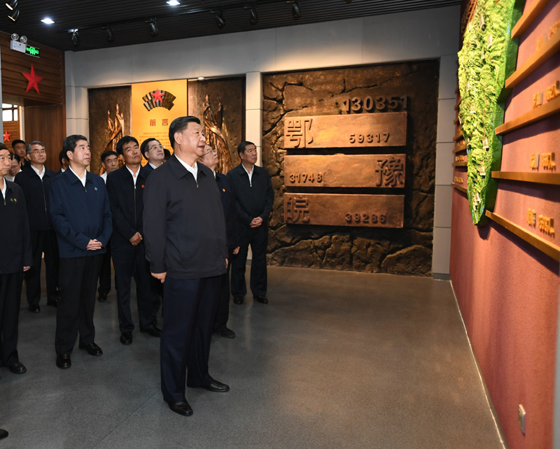 9月16日至18日，中共中央總書記、國家主席、中央軍委主席習近平在河南考察。這是16日下午，習近平來到位于信陽市新縣的鄂豫皖蘇區(qū)首府烈士陵園，瞻仰革命烈士紀念堂。 新華社記者 謝環(huán)馳 攝