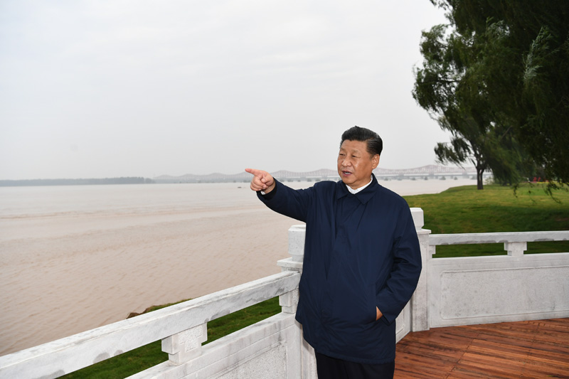 9月16日至18日，中共中央總書記、國家主席、中央軍委主席習近平在河南考察。這是17日下午，習近平在鄭州黃河國家地質公園，眺望黃河鄭州段。新華社記者 謝環(huán)馳 攝