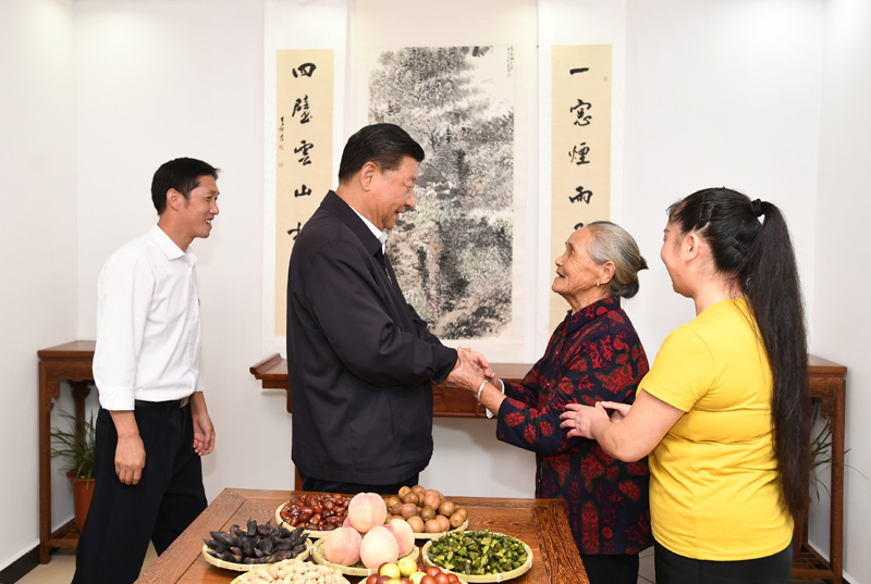 　　9月16日至18日，中共中央總書記、國家主席、中央軍委主席習近平在河南考察。這是16日下午，習近平在信陽市新縣田鋪鄉(xiāng)田鋪大塆“老家寒舍”民宿店，同店主一家親切交談。 新華社記者 謝環(huán)馳 攝