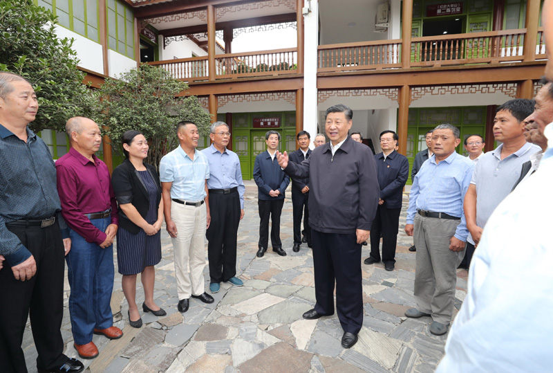 　　9月16日至18日，中共中央總書記、國家主席、中央軍委主席習近平在河南考察。這是16日下午，習近平在位于信陽市新縣的鄂豫皖蘇區(qū)首府革命博物館，同當地紅軍后代、革命烈士家屬代表親切交談。 新華社記者 鞠鵬 攝