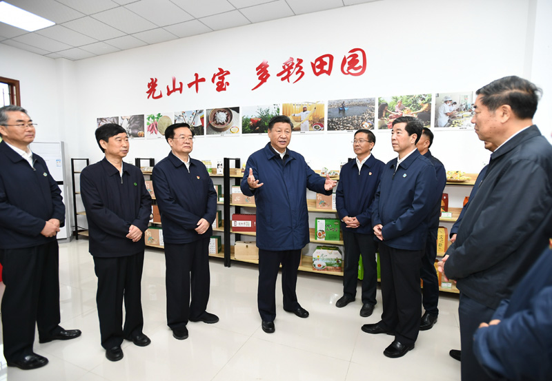 9月16日至18日，中共中央總書記、國家主席、中央軍委主席習近平在河南考察。這是17日上午，習近平在信陽市光山縣文殊鄉(xiāng)東岳村文化接待中心，了解光山縣脫貧工作和中辦在光山縣扶貧工作情況。新華社記者 謝環(huán)馳 攝