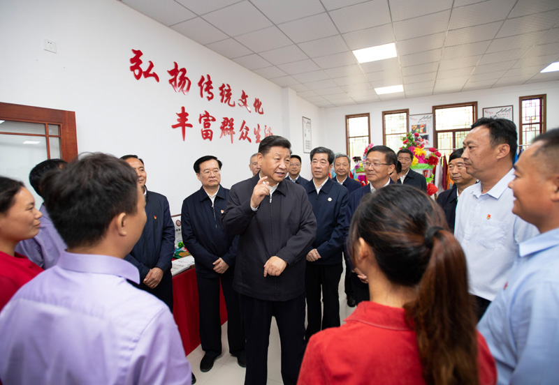 9月16日至18日，中共中央總書記、國家主席、中央軍委主席習近平在河南考察。這是17日上午，習近平在信陽市光山縣文殊鄉(xiāng)東岳村文化接待中心，同當地脫貧致富帶頭人親切交流，勉勵他們帶動更多鄉(xiāng)親們致富。新華社記者 謝環(huán)馳 攝