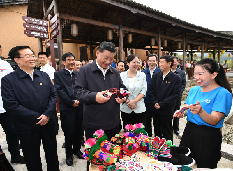 　　9月16日至18日，中共中央總書記、國家主席、中央軍委主席習近平在河南考察。這是16日下午，習近平在信陽市新縣田鋪鄉(xiāng)田鋪大塆考察調研。 新華社記者 謝環(huán)馳 攝