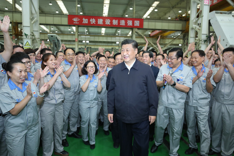 9月16日至18日，中共中央總書記、國家主席、中央軍委主席習近平在河南考察。這是17日下午，習近平在鄭州煤礦機械集團股份有限公司總裝車間同工人們親切交流，鼓勵他們加強自主創(chuàng)新，爭創(chuàng)發(fā)展戰(zhàn)略優(yōu)勢。新華社記者 鞠鵬 攝