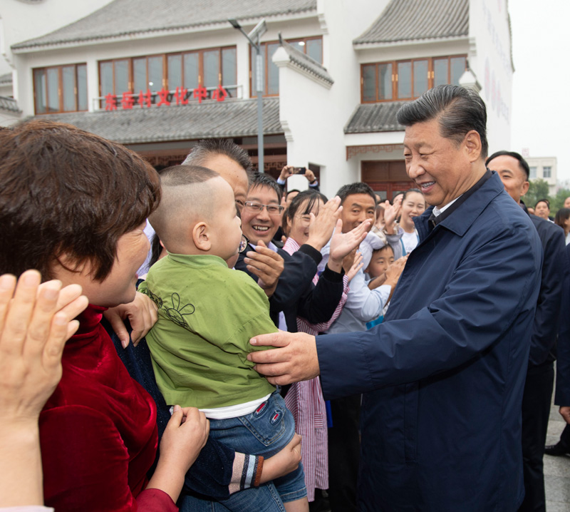9月16日至18日，中共中央總書記、國家主席、中央軍委主席習近平在河南考察。這是17日上午，習近平在信陽市光山縣文殊鄉(xiāng)東岳村同鄉(xiāng)親們親切交流，祝愿鄉(xiāng)親們生活芝麻開花節(jié)節(jié)高。新華社記者 謝環(huán)馳 攝