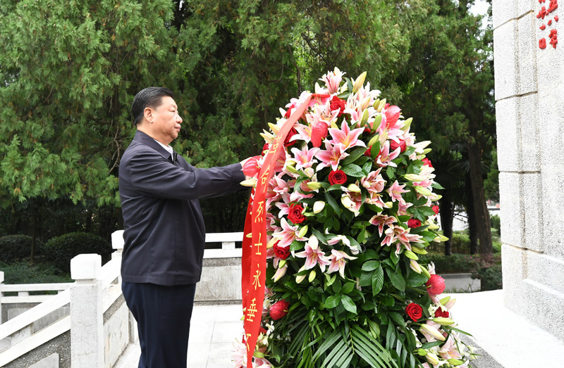 　　9月16日至18日，中共中央總書記、國家主席、中央軍委主席習近平在河南考察。這是16日下午，習近平來到位于信陽市新縣的鄂豫皖蘇區(qū)首府烈士陵園，瞻仰革命烈士紀念碑，向革命先烈敬獻花籃。 新華社記者 謝環(huán)馳 攝