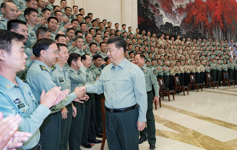 9月16日至18日，中共中央總書記、國家主席、中央軍委主席習近平在河南考察。這是18日上午，習近平在鄭州親切接見駐河南部隊副師職以上領導干部和團級單位主官，代表黨中央和中央軍委向駐河南部隊全體官兵致以誠摯問候。新華社記者 李剛 攝